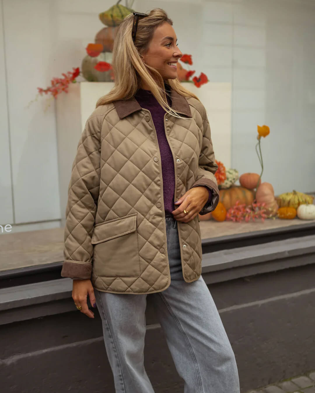 Khaki corduroy collar quilted jacket worn outside